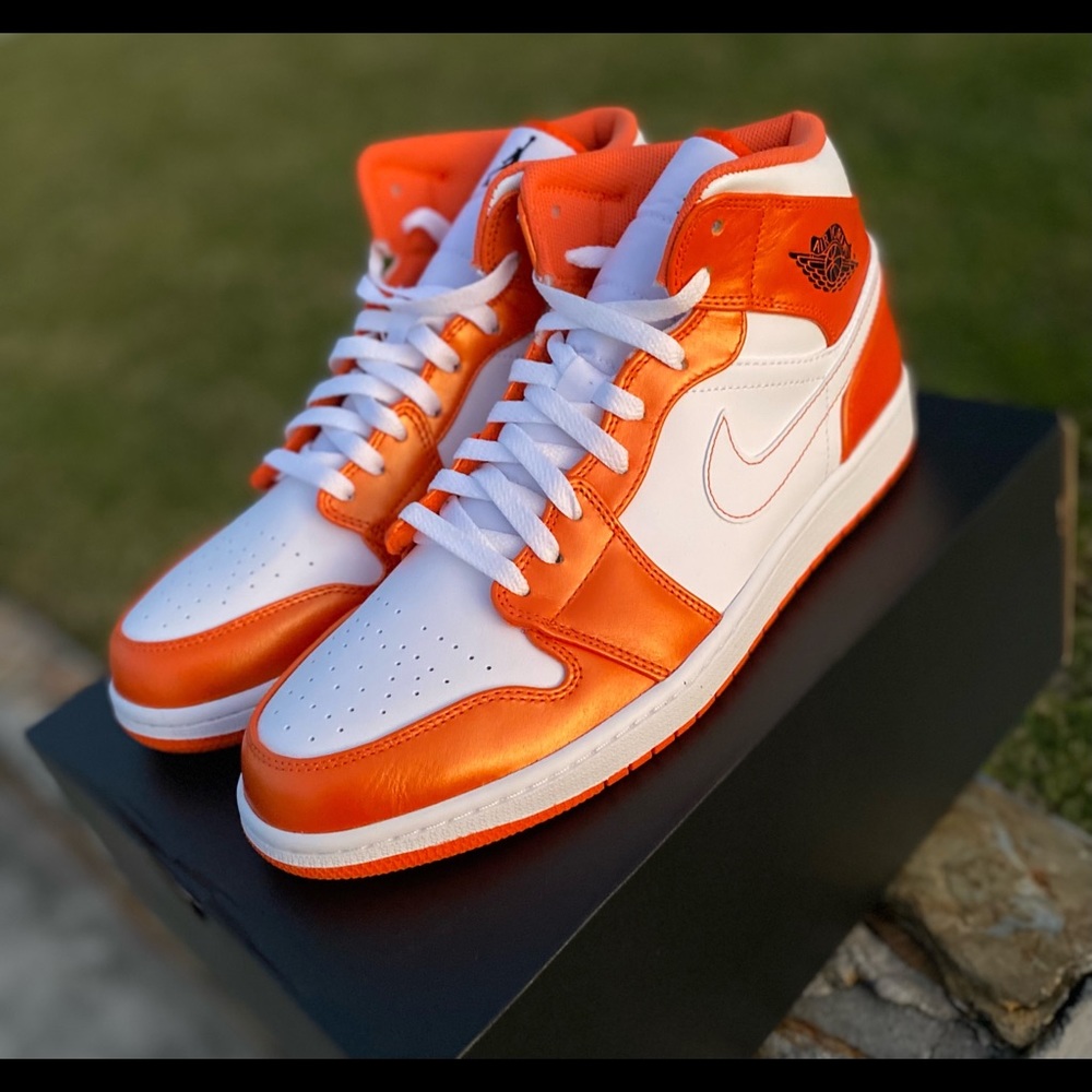 Air Jordan 1 Mid SE Electro
Orange Sz 12